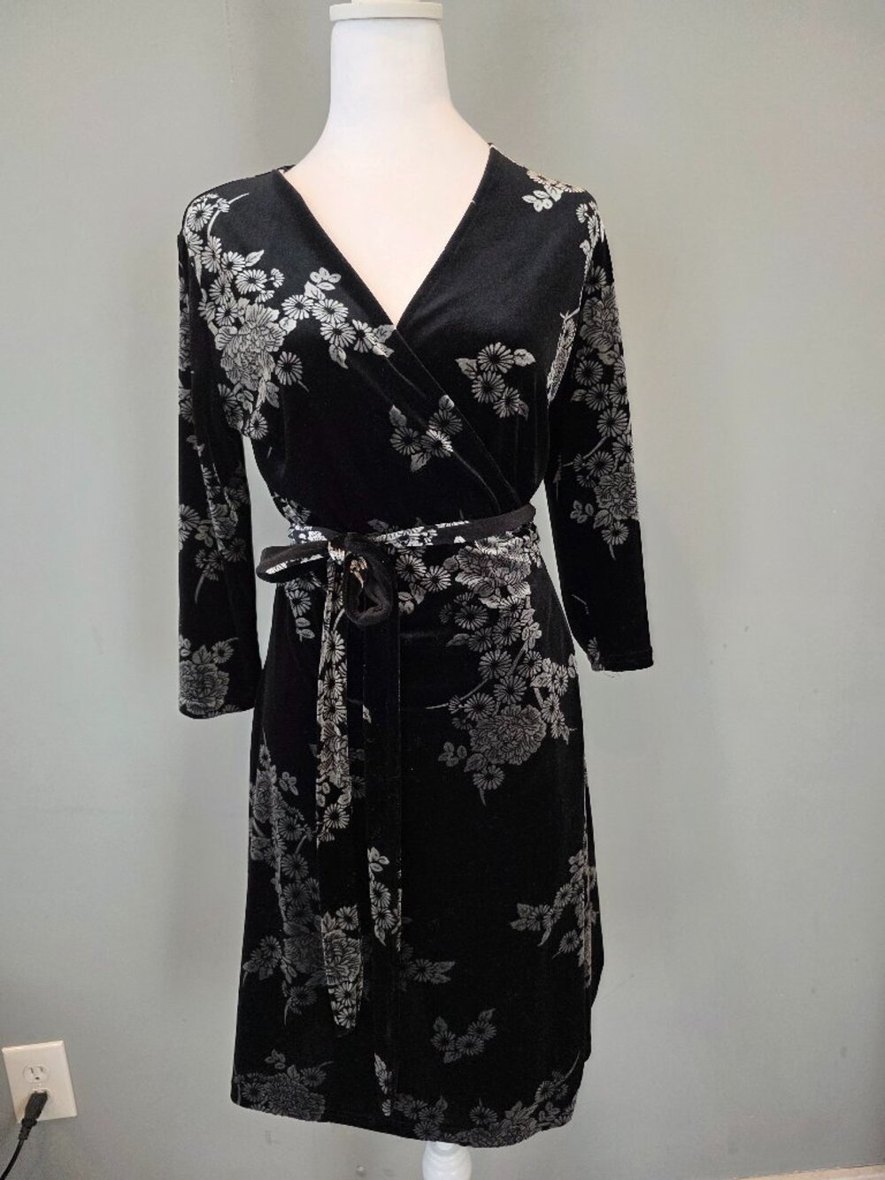 Apostrophe Black Velvet Wrap Dress Md Petite Knee Length Floral Casual Workwear